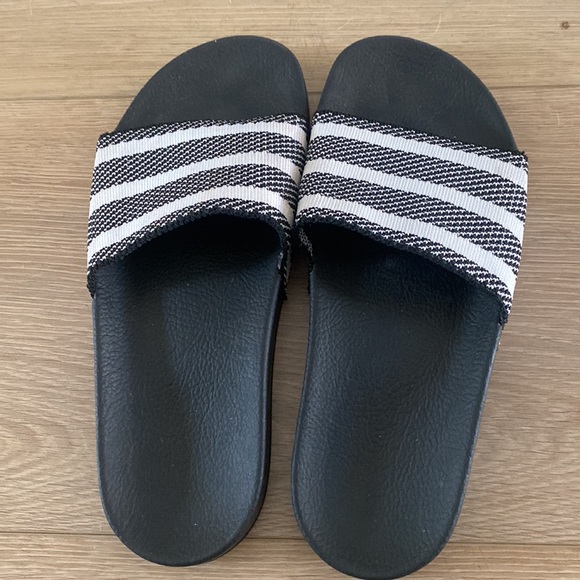 Adidas slides men’s size 7 women’s size 8.5 excellent condition.Special edition - Picture 2 of 5